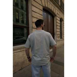 Camiseta de tejido comprimido de 200g/180g con estampado frontal, transpirable, antiarrugas, de corte ajustado y largo, estilo entallado con letras. - Product Image 1