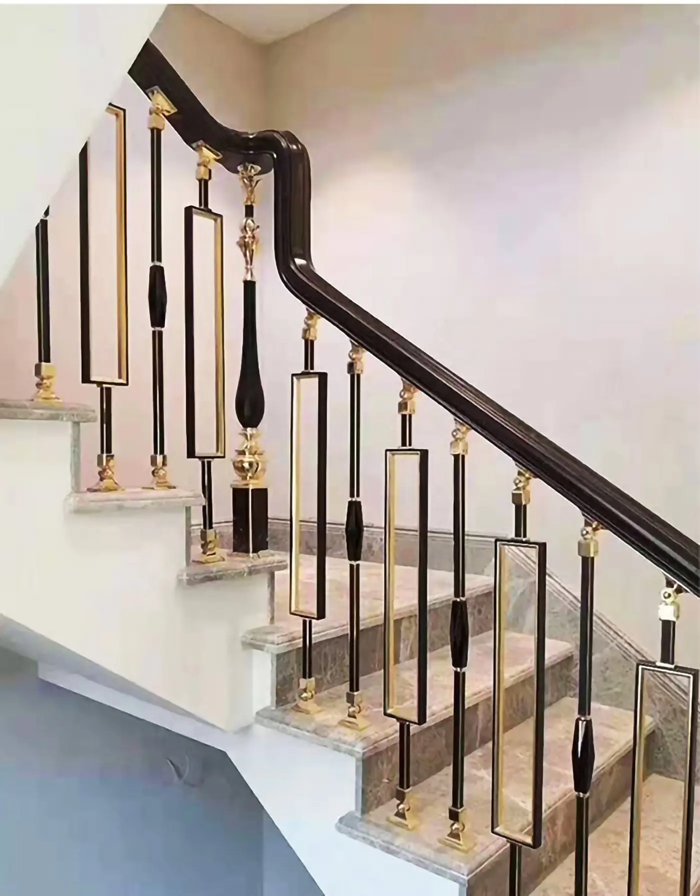 豪華なヨーロッパのゴールデンブラックアルミニウム合金手すり高品質の階段部品ヴィラホテルモダンデザイン階段コンポーネント