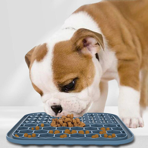 Tapis à lécher en silicone écologique portable avec ventouse et design carré pour un utilisation facile comme bol d'eau et de nourriture pour chiens - Product Image 2