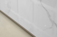 Importation indienne américaine colorée Plus Usa Carreau de céramique blanc brillant Vs marques de carreaux de sol en porcelaine