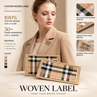 Étiquettes tissées personnalisées à motif écossais, étiquettes de vêtements haut de gamme pour vestes, manteaux, vêtements d'extérieur, étiquettes à coudre sur les vêtements