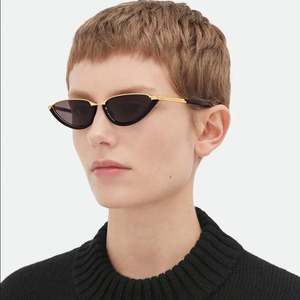 Gafas de Sol Personalizadas con Logotipo, Moda 2025, Montura Pequeña de Aleación Dorada de Lujo, Protección UV400, Montura Media, Estilo Ojo de Gato, para Hombre y Mujer - Product Image 3