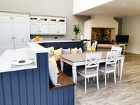 Îlot de cuisine fonctionnel et élégant en MDF écologique en forme de L avec robinet pour banquette confortable, peint en blanc-brun