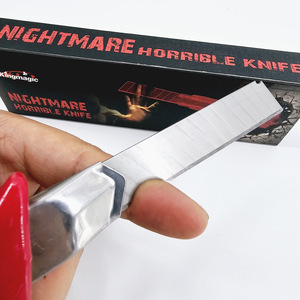 G1284 Couteau miniature effrayant, coupe-doigts, guillotine à doigts, accessoires de magie et de farces KingMagic en gros - Product Image 3