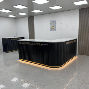 Eleganter Gebogener Empfangstresen - Schwarzes Geripptes Panel mit Goldverzierung & Marmorplatte für Moderne Einzelhandelsräume - Product Image 6