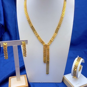 Ensemble de bijoux en alliage plaqué or 24 carats haut de gamme, design exquis, colliers de mariage <span class=keywords><strong>pour</strong></span> femmes, bijoux <span class=keywords><strong>fantaisie</strong></span> <span class=keywords><strong>pour</strong></span> dames - Product Image 3
