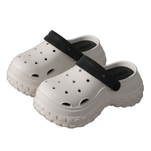 Sepatu Berlubang Dua Warna untuk Wanita Bernapas dan Anti Selip dengan Sol Lembut untuk Mencegah Kebocoran Urin Cocok untuk Pakaian Luar Musim Panas - Product Image 1