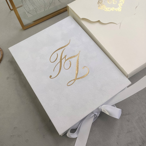 Boîte d'<span class=keywords><strong>invitation</strong></span> de mariage personnalisée de luxe en velours blanc avec cartes à détails dorés – Faire-part de mariage de luxe pour célébration - Product Image 1