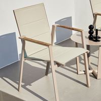 Ensemble de table et de chaises empilables durables en aluminium et en bois plastique pour les loisirs en plein air, résistant à l'eau et aux rayons du soleil pour la cour et le balcon