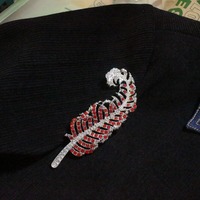 Bros Pin Bulu Bunga Kristal Merah Vintage Elegan, Perhiasan Cantik Berkelas, Hadiah untuk Wanita