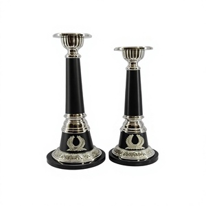 Candelabro de un solo poste de aluminio y piedra, con recubrimiento de polvo negro - Product Image 2