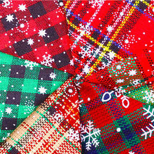 בנדנה משולשת לכלב, הדפס משובץ אדום, כותנה לחג המולד, סיטונאי, אביזר עם אפשרות להדפסת לוגו מותאם אישית - Product Image 5