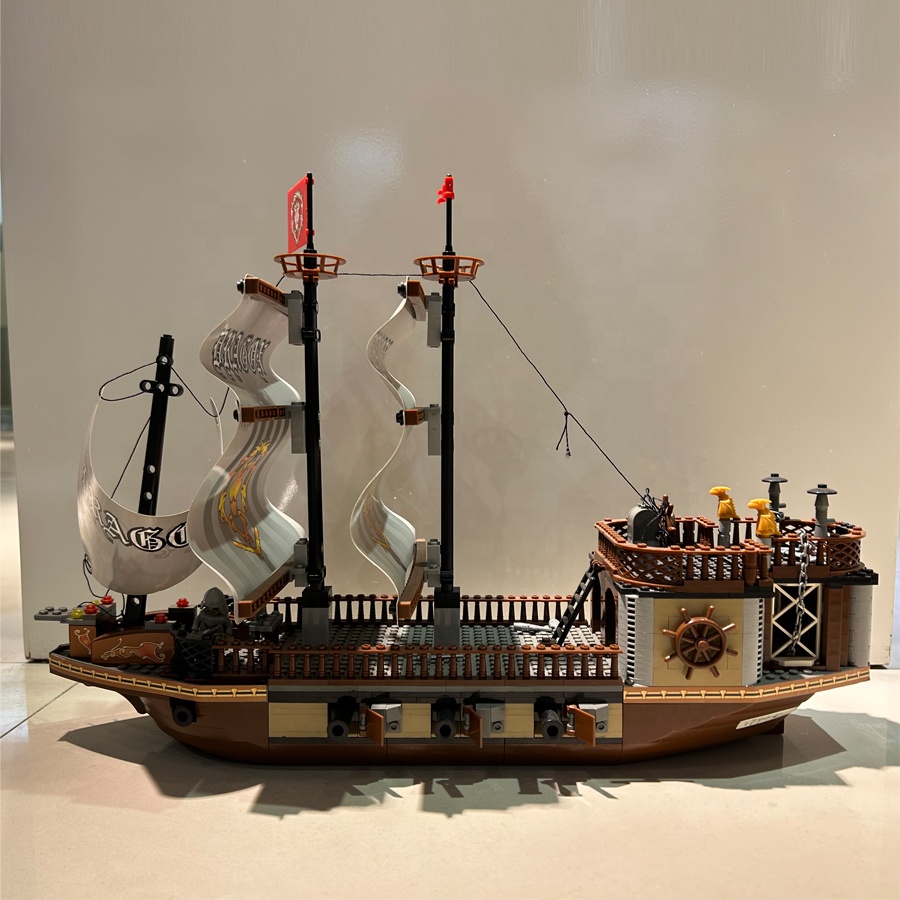 Pirate Ship Model - 700+pcs DIY Building Block Set