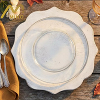 Assiettes de présentation en bois festonnées en gros, style vintage blanc/noyer, pour événements de mariage et location