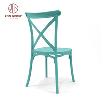 Chaise de salle à manger de mariage en résine plastique PP de haute qualité, mobilier moderne pour hôtel, chaise à dossier croisé avec coussin moelleux pour les événements de villa