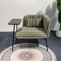 Chaise Modèle 8091, fauteuil individuel rembourré avec table d'appoint et coussin, pieds en métal pour salon et zone de réception