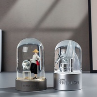 Boule à neige verticale en cristal personnalisée avec figurine ours en résine et femme Base en plastique thème de l'amour souvenir artisanal pour cadeau d'affaires