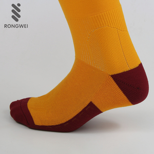 Chaussettes <span class=keywords><strong>de</strong></span> football antidérapantes personnalisées en gros <span class=keywords><strong>de</strong></span> l'usine chinoise 2025 pour hommes, respirantes, décontractées, d'été, avec fonction antidérapante, plusieurs modèles - Product Image 4