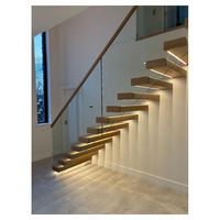 Escalier flottant de style moderne avec marches en bois massif et garde-corps en verre trempé, structure cachée de luxe pour une sécurité accrue