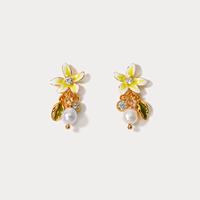 Anting-anting gantung motif bunga enamel musim panas yang sedang tren, dengan aksen mutiara dan kristal, berlapis emas, untuk wanita, perhiasan telinga sehari-hari.