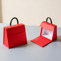 Boîtes cadeaux trapézoïdales en carton rigide de haute qualité avec logo personnalisé, design luxueux, fermeture magnétique et poignée.