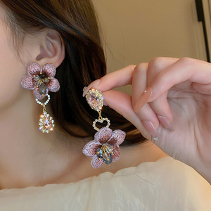 Pendientes colgantes chapados en oro vintage con diseño de flor de cristal y perla de imitación para mujer, joyería de fiesta, pendientes de aleación. - Product Image 4