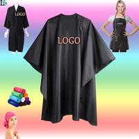 Robe de salon de coiffure noire personnalisée en gros avec logo, châle imperméable, capes de barbier de haute qualité, personnalisation de la couleur du logo, cape de coupe de cheveux