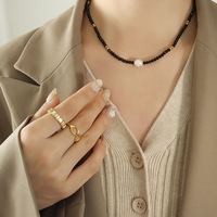 Collier en chaîne de perles de verre noir et perle d'eau douce unique en acier inoxydable plaqué or 18 carats personnalisé en gros pour femmes