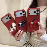 Coque de téléphone en cuir artificiel rouge avec broderie stéréoscopique de cheval rétro amusante pour iPhone 17 16 15 14 13 Pro Max