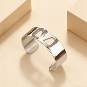 Nuevo Brazalete de Acero Inoxidable con Letra V en Versión Ancha para Mujer, Diseño en Forma de C, Simple, Moderno, Ligero, de Lujo y Alta Gama - Product Image 3