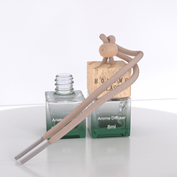 Vente en gros de diffuseurs d'air frais carrés transparents de 10 ml et 8 ml, petits flacons de parfum pour voiture avec bouchons en bois