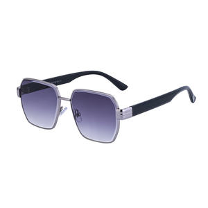 Lunettes de soleil carrées de style européen et américain sur mesure pour femmes, protection UV400, verres en PC, monture noire, design tendance Instagram - Product Image 4