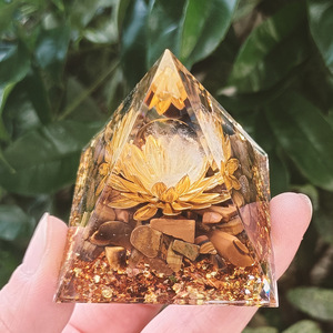 Pyramide en résine époxy avec galets de cristal, ornement de bureau, décoration d'aquarium, cadeau - Product Image 2