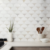 Mosaïque de marbre blanc élégante à motif écailles de poisson, style moderne, forme carrée, épaisseur 8 mm, pour mur intérieur et crédence de cuisine