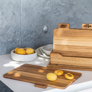 Tabla de cortar de madera hecha a mano con acabado de grano natural - Product Image 1