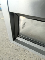 Fenêtre coulissante horizontale moderne en aluminium sur mesure avec barreaux de sécurité en verre gris foncé pour projets de cuisine et scolaires au Nigeria