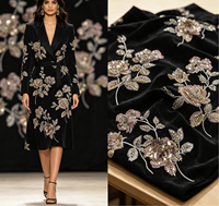 Tissu de luxe chinois épais en velours brodé de fleurs de pêcher 3D avec sequins pour robes et cheongsams à trame épaisse