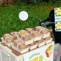 Boîte à emporter rectangulaire jetable en papier kraft avec compartiment transparent pour hot-dogs et fromage, style américain, avec revêtement UV