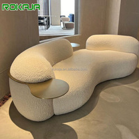 Canapé en forme de pois italien en vente chaude, canapé lounge en laine d'agneau pour hôtel, 3 à 4 places avec plateau en métal, canapé en arc, mobilier rembourré moderne