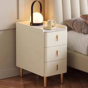 Table <span class=keywords><strong>de</strong></span> <span class=keywords><strong>chevet</strong></span> en bois <span class=keywords><strong>de</strong></span> style scandinave hautement recommandée <span class=keywords><strong>avec</strong></span> trois tiroirs et compartiment secret dissimulé pour usage domestique - Product Image 2