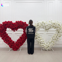 Décoration de mariage LEDA : Arche en forme de cœur avec fleurs artificielles rouges et roses rouges pour événements