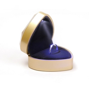 Boîte à bijoux moderne et créative en forme de cœur avec anneau lumineux LED, pendentif, et logo personnalisé – Rangement de bijoux tendance en stock - Product Image 3