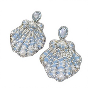 Pendientes Colgantes Doris con Cuentas y Flores Plateadas, Joyería Artesanal Inspirada en el Océano, Intrincado Trabajo de Cuentas, para Fiesta de Mujer - Product Image 6