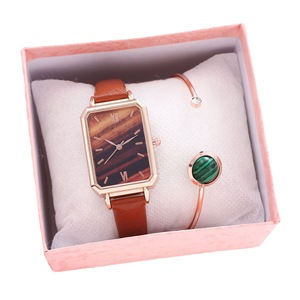 <span class=keywords><strong>Orologio</strong></span> al quarzo da <span class=keywords><strong>donna</strong></span> di nicchia Trendy da 30mm quadrante quadrato <span class=keywords><strong>verde</strong></span> da 16mm bracciale in pelle di lusso Set regalo perfetto per le donne - Product Image 5