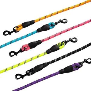 Venta al por mayor de correas para mascotas con broche para escalar, variedad de colores, manos libres, cuerda trenzada reflectante, correa para perro con mango acolchado suave - Product Image 4