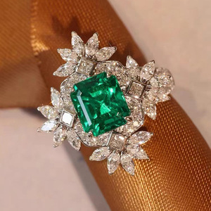 Anello da Donna con Design a Fiocco di Neve Quadrato, Colore Verde - Product Image 2