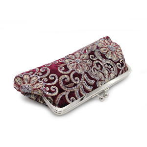 Sac de soirée élégant et luxueux en velours vintage avec chaîne, idéal pour les dîners haut de gamme – Sac à main de créateur pour femme - Product Image 5