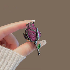 Broche de Aleación de Lujo Ligero con Diamantes de Imitación en Forma de Rosa Negra para Mujer, Joyería Versátil para el Uso Diario, Flor para el Pecho - Product Image 4
