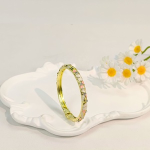 Nueva Pulsera de Cadena y Eslabones de Aleación con Flores de Ciruelo y Zirconia, Chapada en Oro, Diseño Retro de Cuatro Hojas para Mujer - Product Image 4