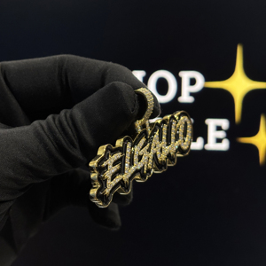 จี้ห้อยคอแบบกำหนดเอง HIPHOP SPARKLE ฮิปฮอป เงินแท้ 925 ชุบทองคำขาว 18K ประดับด้วยกราฟฟิตีเคลือบสีดำ พร้อมชื่อสั่งทำ ประดับด้วยเพชร VVS มอยส์ซาไนต์ เหมาะสำหรับทั้งชายและหญิง - Product Image 2